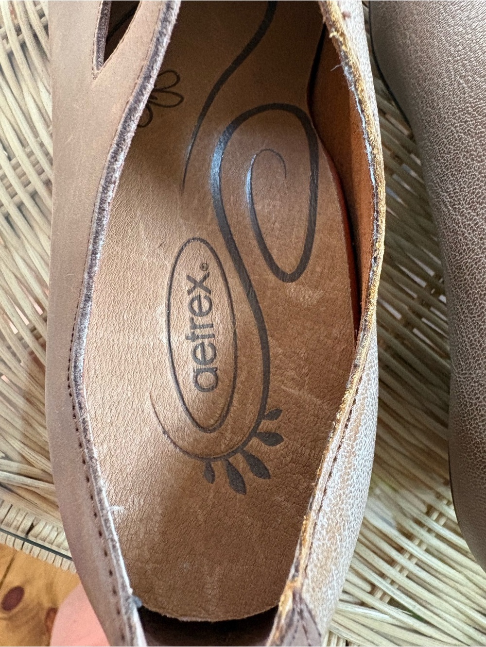 NWOT Aetrex Taupe Leather Low Heel Mary Jane’s Size 7 Artsy and Unique - Picture 9 of 11